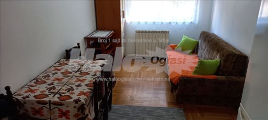 Namešten jednoiposoban stan na odličnoj lokaciji