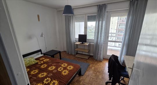 Namesten trosoban stan na Bulevaru Cara Lazara