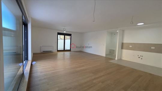 Nov stan, 3 spavaće, dvorište i parking