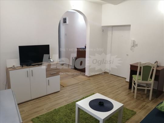 Opremljen stan blizu centra