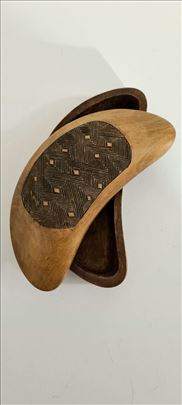 Stara drvena posuda sa poklopcen