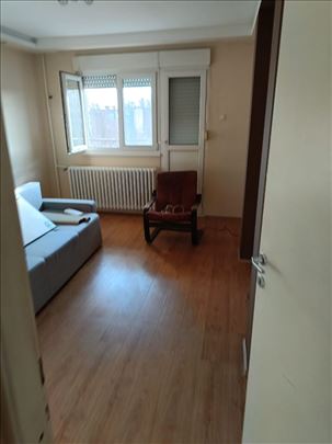 Tesla,jednoiposoban,polunamesten stan