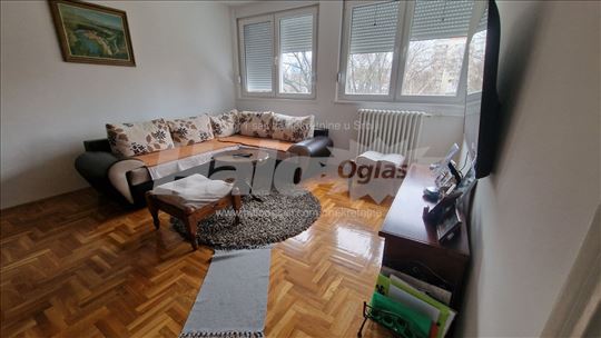 Blok 4, 2. sprat, svetao renoviran stan