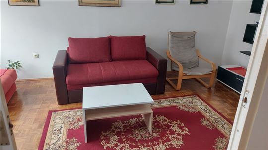 Funkcionalan stan sa odvojenom spavaćom sobom