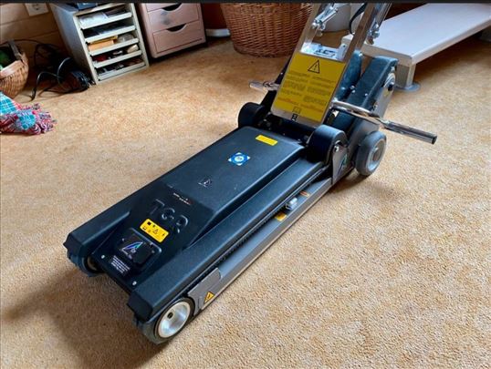 Gusenicar sprava za penjanje invalidskih kolica 