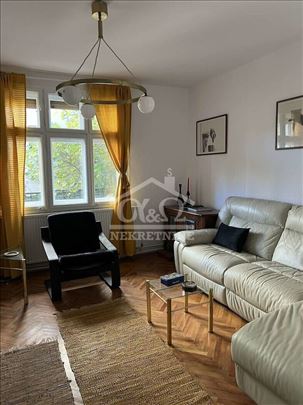 Izdaje se kompletno opremljena kuća u Centru