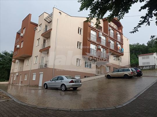 Izdaje se stan isključivo na duže (min. 12 meseci)