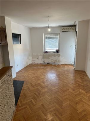 Izdajem stan 63m2u stambenoj zgradi