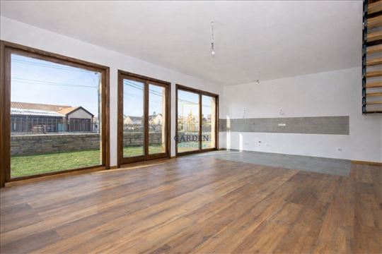 Nov, moderan triplex u mirnom delu Borče