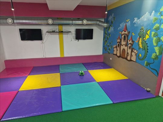 Potpuno opremljena dečija igraonica