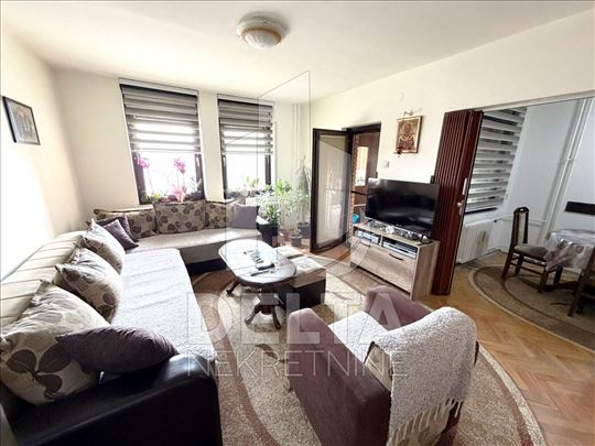 Prostran, dvosoban stan na Bulevaru, kod parka 