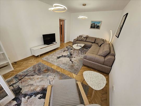 Renoviran, sa dve terase, Hotel YU