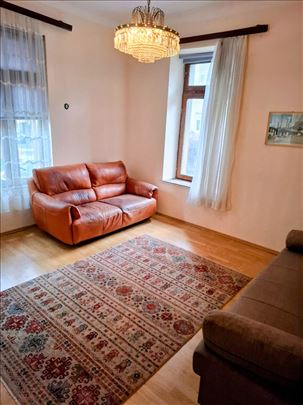 Senjak,stan u predratnoj zgradi sa 3 stana