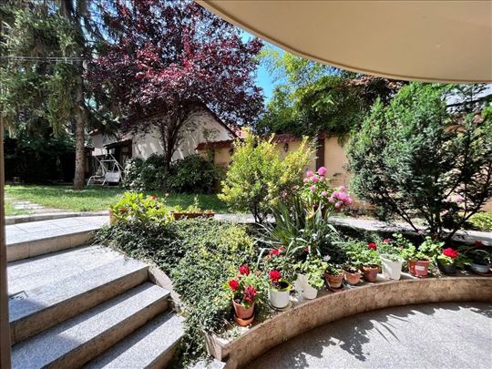 Stan 4.0 sa dvorištem i garažom