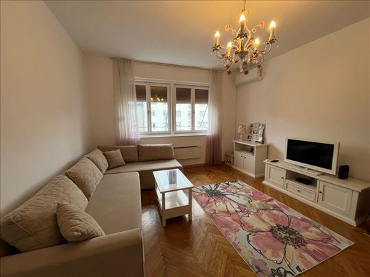 Moderan i svetao 2.0 stan kod Zire - namešten