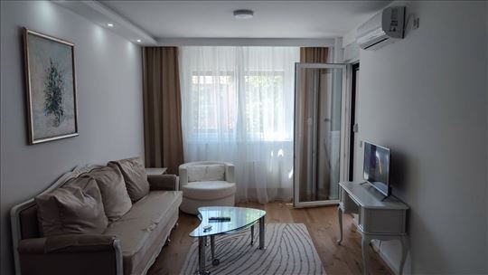 Centar nov 1.5 namešten, garaža