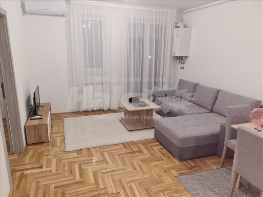 Izdajem nov,opremljen stan u centru grada, parking