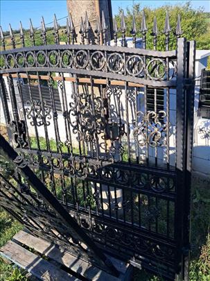 Kovana kapija-2 krila,pesacka kapija