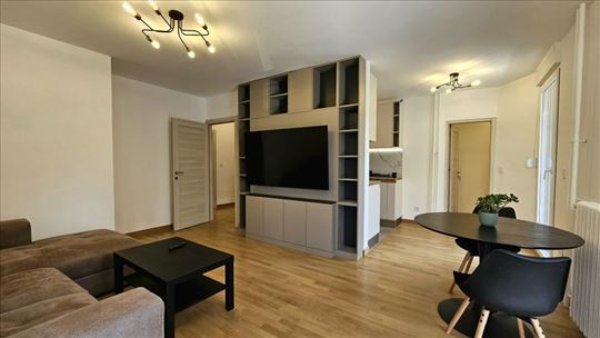 Luksuzno renoviran 2.0 stan, Crveni krst ID#2564