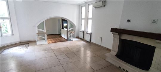 Neimar, kuća sa baštom i velikom terasom