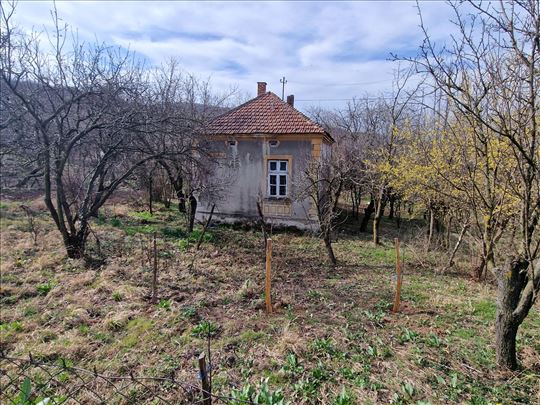 Seoska kuća sa placem 10ari