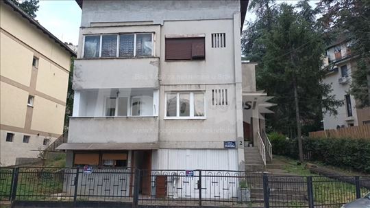 Stan u kući sa garažom i dvorištem na Miljakovcu