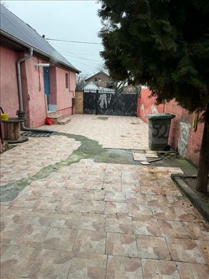 Surčin, dve kuće ( po 60m2), za smeštaj radnika