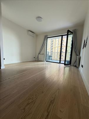 Beograd na vodi, dvosoban polunamesten stan