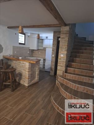 Centar Izdaje Se Jednoiposoban DvoriŠni Duplex Sta