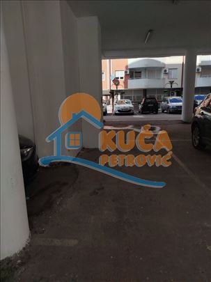 Izdaje se garažno mesto u centru grada, 14m2