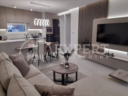 Izdaje se luksuzan stan u blizini tržnog centra De