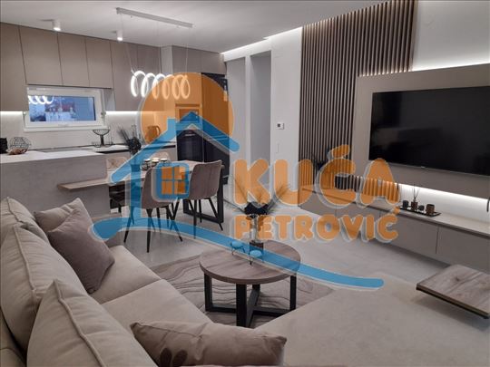 Izdaje se luksuzan stan u blizini tržnog centra De