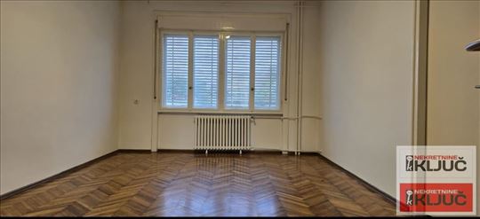 Kej Izdaje Se Trosoban Salonski Stan Za Poslovne D