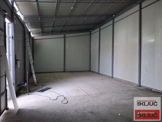 Klisa Izdaje Se Hala Za Magacin