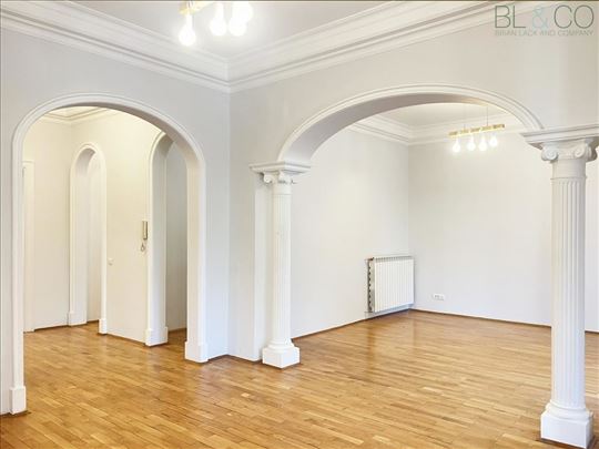 Kuća idealna za poslovni prostor u predivnom delu 