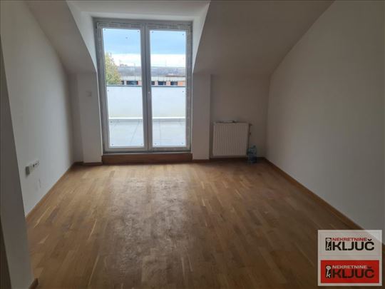 Petrovaradin, 66m2+ 30m2 terasa, Trosoban, Novogra