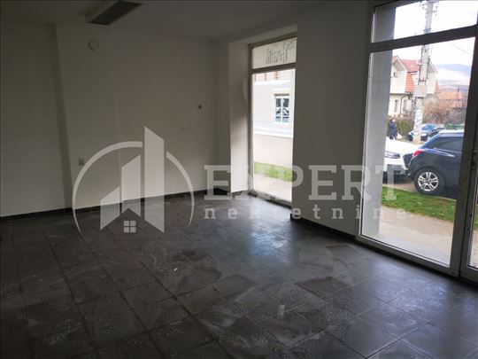 Poslovni prostor - ulični lokal, centar Bele Pala