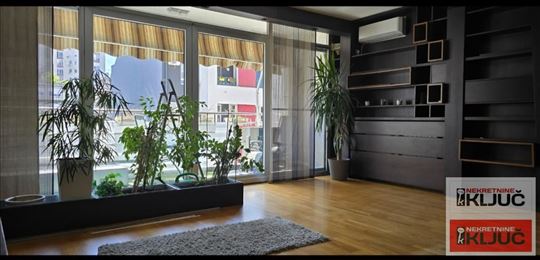 Spens Izdaje Se Petosoban Stan Za Stanovanje Ili P