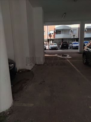 Izdaje se garažno mesto u centru grada, 14m2