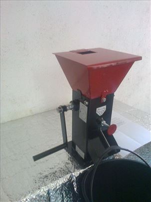 Krckalica za orahe i lešnike