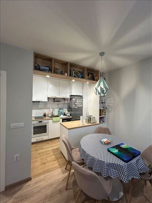 Moderno opremljen stan sa parkingom u Mirijevu