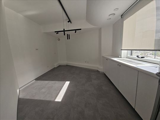 Poslovni prostor 214 m² – open space | parking