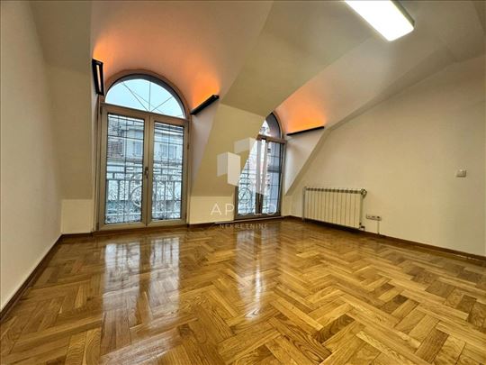 Poslovni prostor u centru grada sa 4 parking mesta