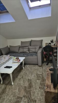 Prodaje se trosoban stan na Bulevaru oslobođenja I