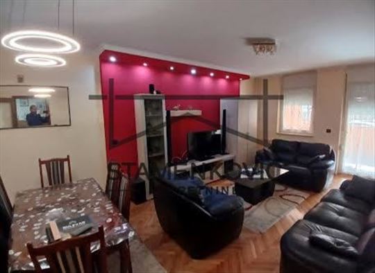 Prodaje se trosoban stan sa parking mestom - Nova 