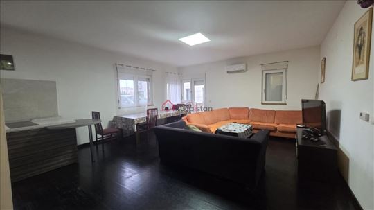 Prostran stan u prizemlju sa dvorištem