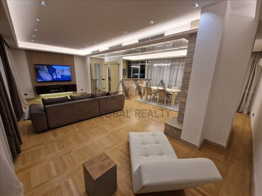 Četvorosoban stan sa bazenom na ekskluzivnoj lokac