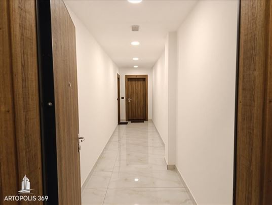 Lux, trosoban stan od 72m2 sa 115m2 dvorišta ID#10