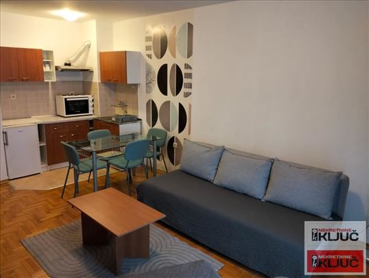 Odlicna garsonjera u centru grada