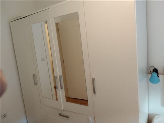 Ormar 200x200cm, 130 evra